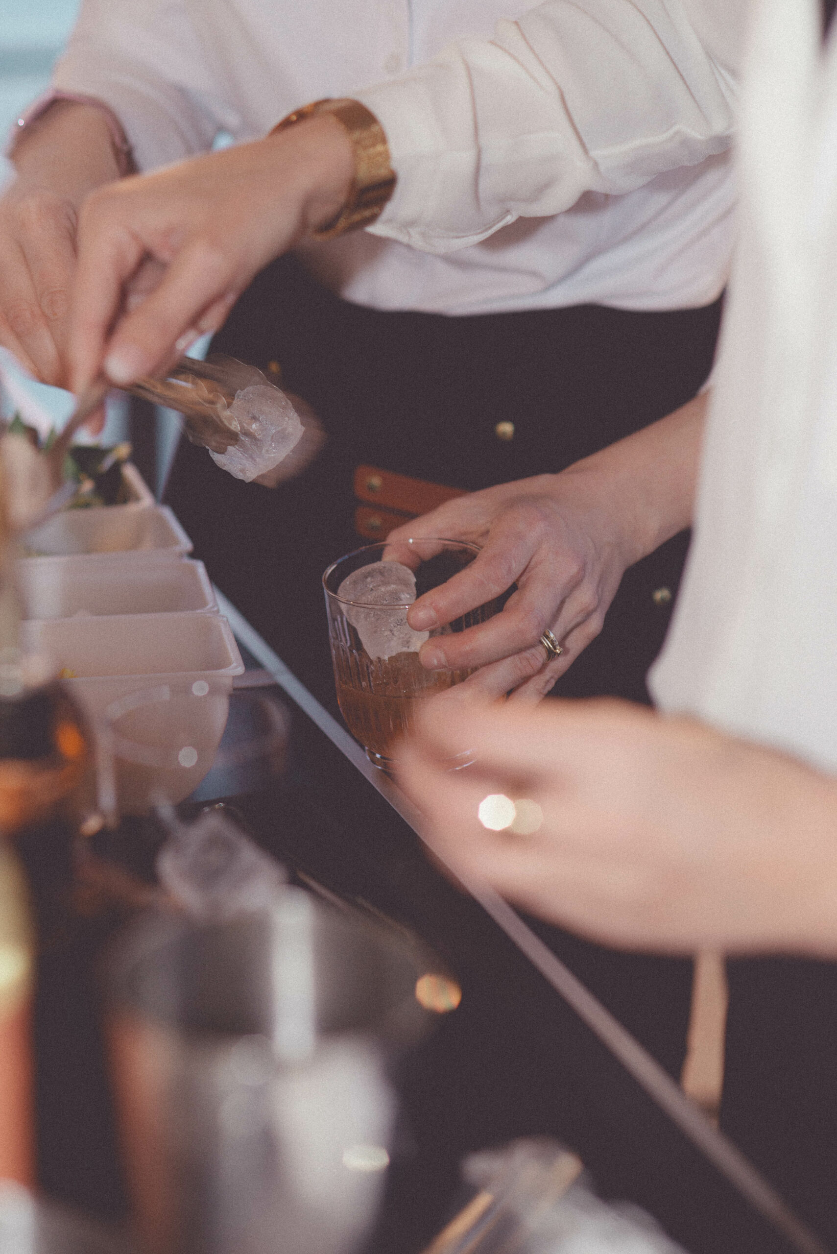 Ambre et Mégane Bar à vins et cocktails itinérant à Tarbes lors d’un événement privé – Lune Rouge